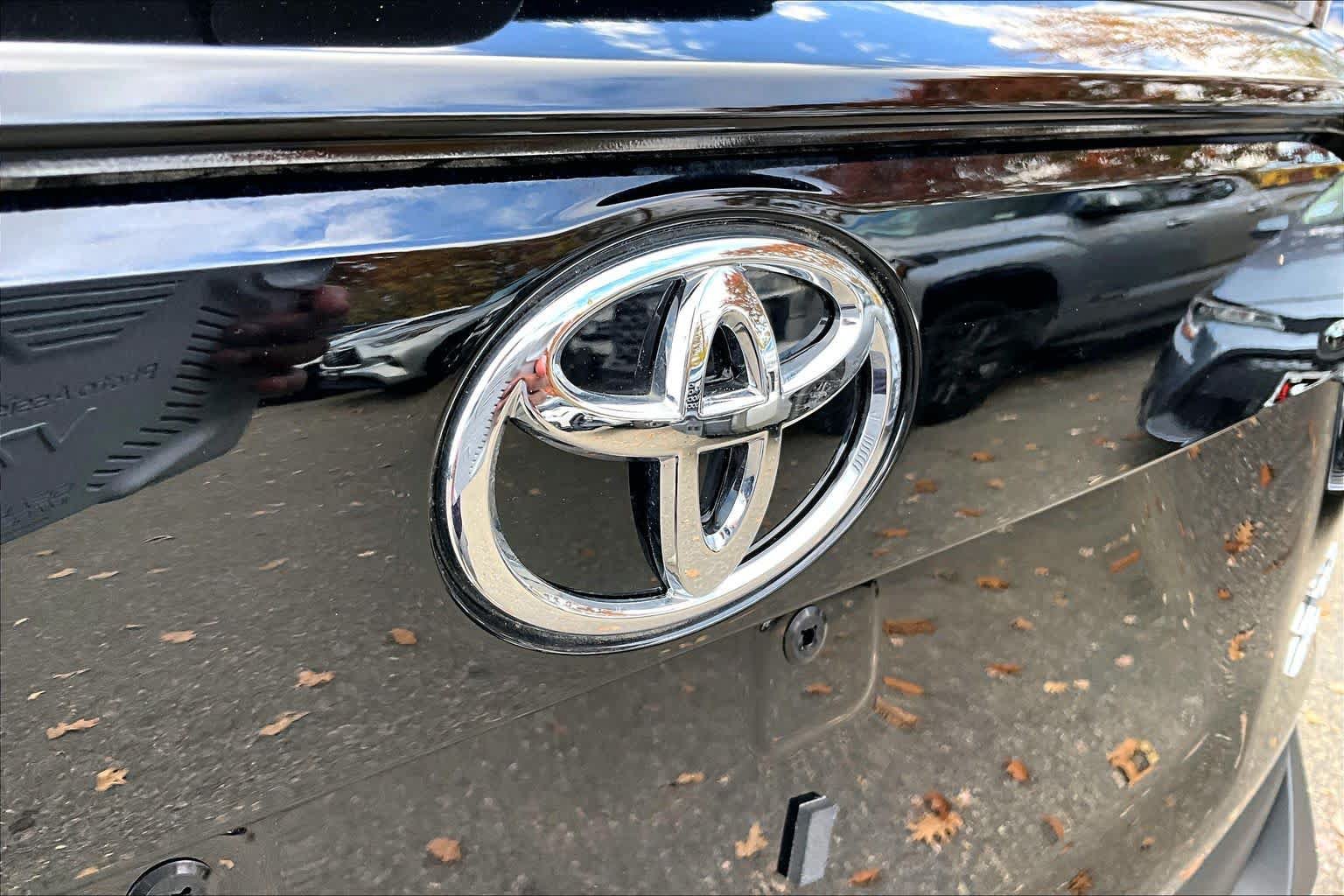 Used 2025 Toyota RAV4 XLE w/ Convenience Package AWD/4WD image 30