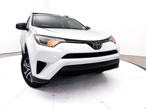 Used 2018 Toyota RAV4 LE w/ Carpet Mat Package FWD image 5