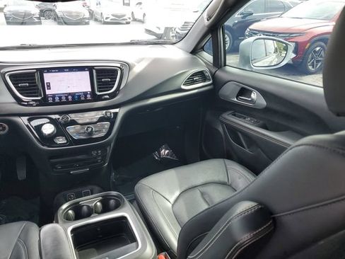 Used 2020 Chrysler Pacifica Touring-L Plus FWD image 22