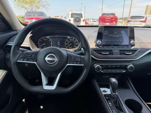 Used 2025 Nissan Altima 2.5 SV FWD image 17