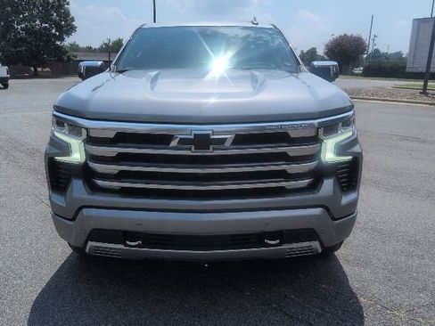 Used 2024 Chevrolet Silverado 1500 High Country w/ High Country Premium Package AWD/4WD image 3