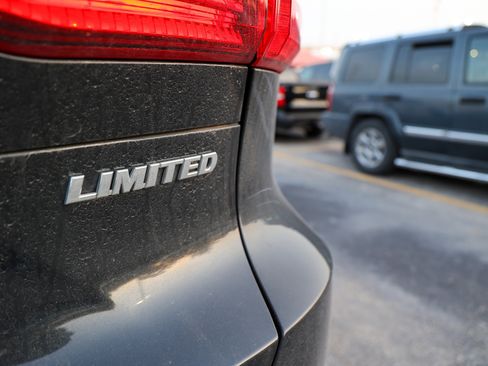 Used 2024 Toyota Venza Limited image 11