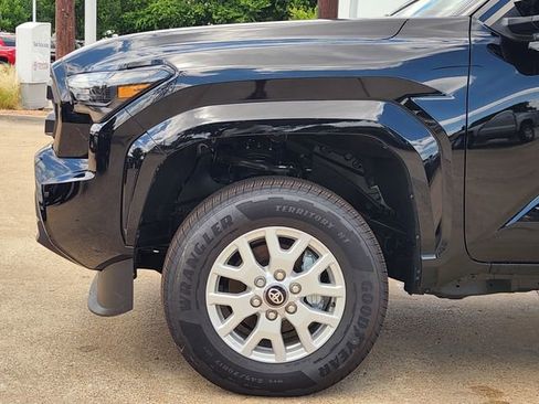 Used 2025 Toyota Tacoma SR5 AWD/4WD image 5