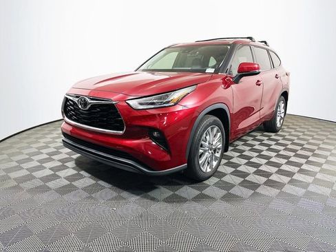 Used 2023 Toyota Highlander Limited image 4