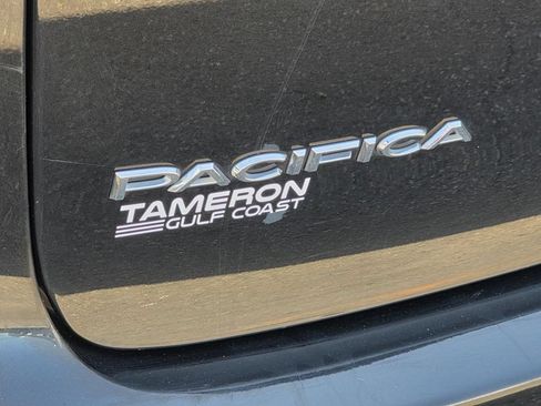 Used 2023 Chrysler Pacifica Touring-L FWD image 32