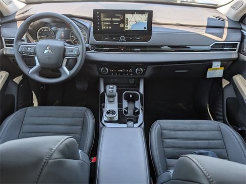 New 2025 Mitsubishi Outlander SE image 25