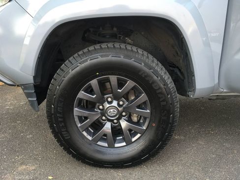 Used 2021 Toyota Tacoma SR5 AWD/4WD image 39