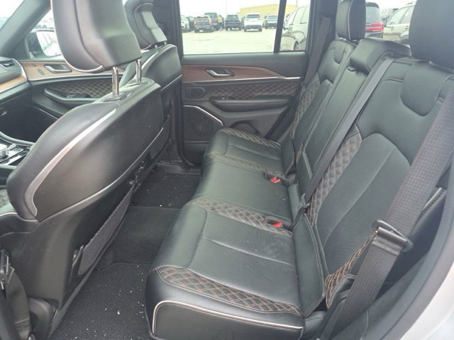 Used 2025 Jeep Grand Cherokee Summit w/ Obsidian Package AWD/4WD image 13