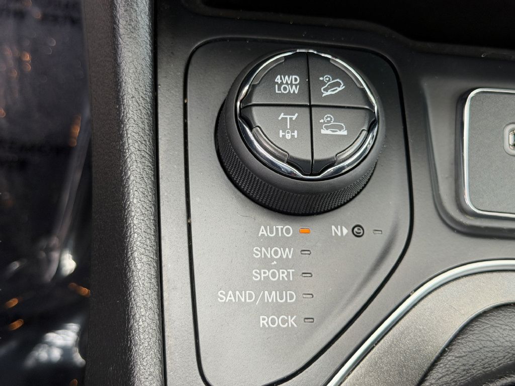 Used 2019 Jeep Cherokee Trailhawk w/ Cold Weather Group AWD/4WD image 27