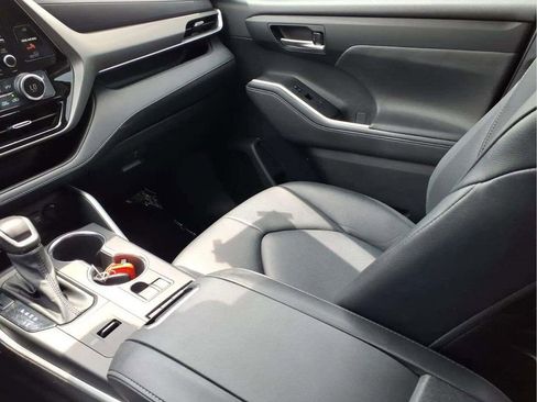 Used 2021 Toyota Highlander XLE FWD image 12