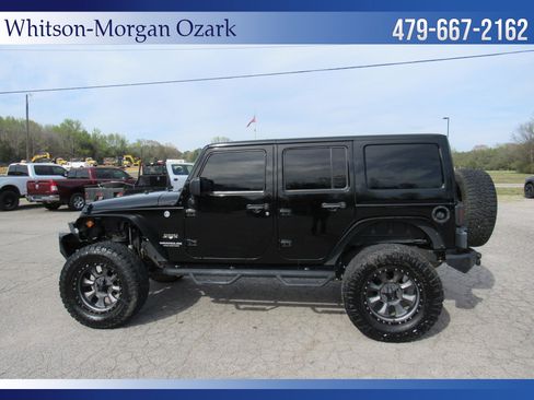 Used 2017 Jeep Wrangler Unlimited Sahara w/ Connectivity Group image 7