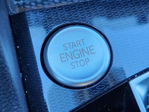 Certified 2025 Volkswagen Taos SE image 28