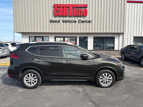 Used 2017 Nissan Rogue SV image 1