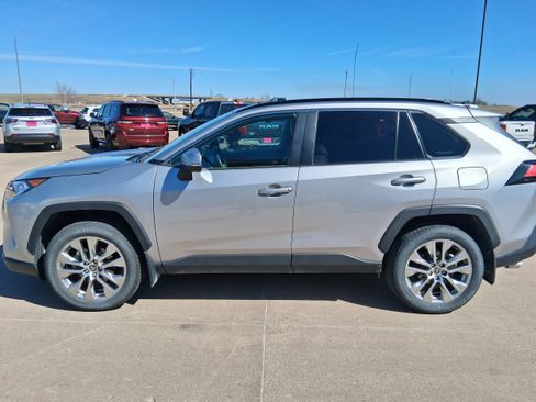 Used 2021 Toyota RAV4 XLE Premium image 3