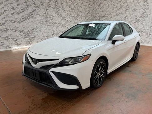 Used 2023 Toyota Camry SE FWD image 3