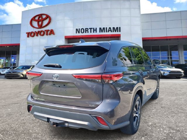 Used 2021 Toyota Highlander XLE FWD image 4