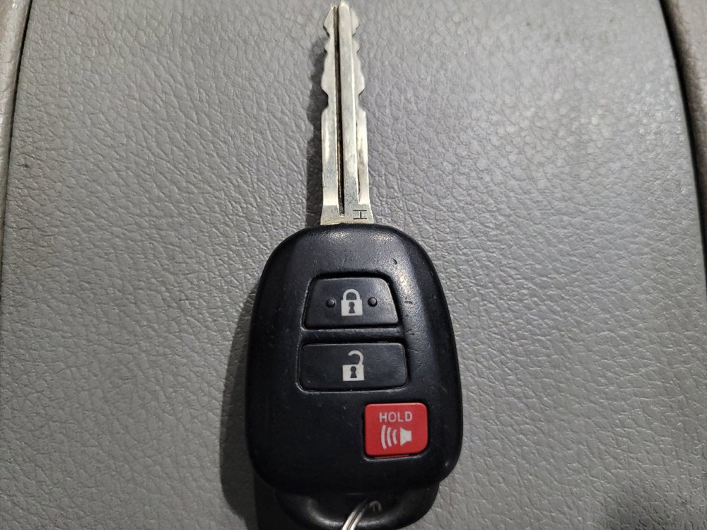 Used 2018 Toyota Highlander LE w/ Protection Package #3 AWD/4WD image 32