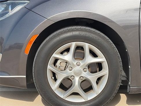 Used 2017 Chrysler Pacifica Touring-L w/ Tire & Wheel Group image 5