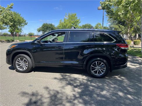 Used 2018 Toyota Highlander XLE AWD/4WD image 4