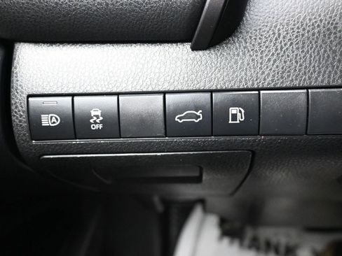 Used 2018 Toyota Camry LE image 23