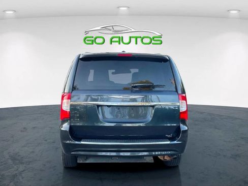 Used 2014 Chrysler Town & Country Touring image 4