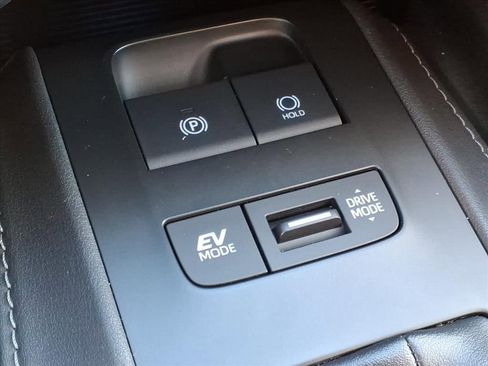 Used 2021 Toyota Venza LE image 16