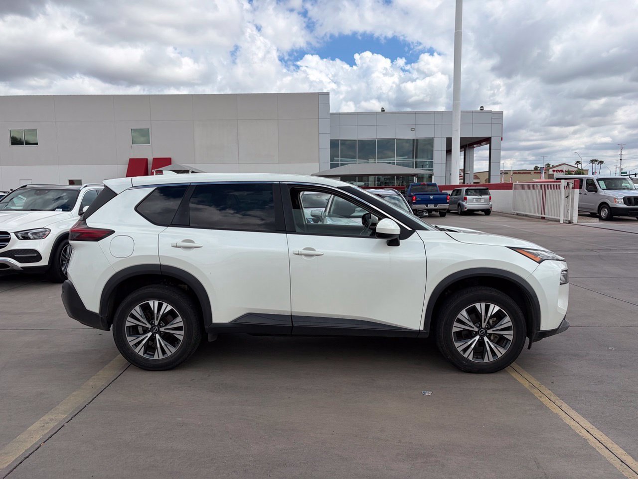 Used 2023 Nissan Rogue SV FWD image 3