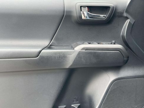 Used 2019 Toyota Tacoma TRD Sport AWD/4WD image 16