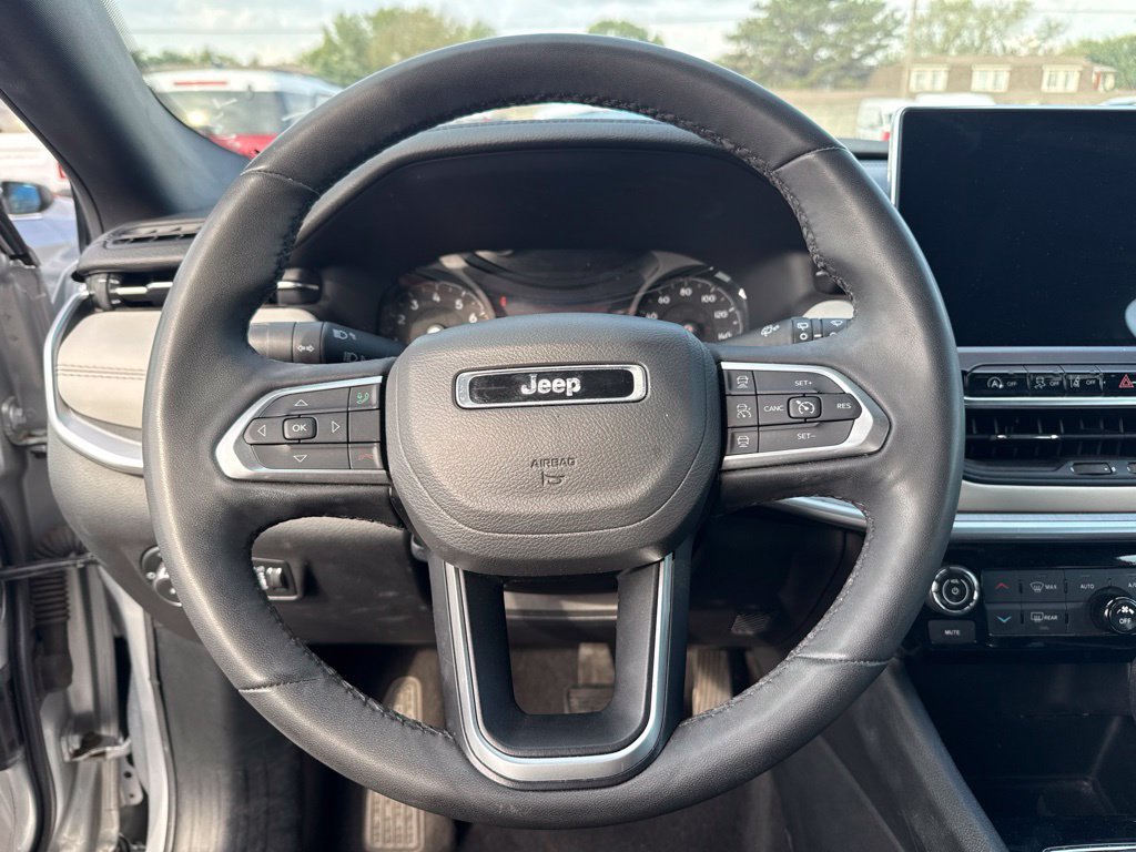 Used 2025 Jeep Compass Limited AWD/4WD image 3