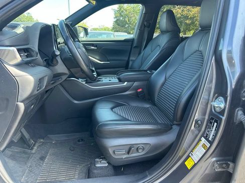 Used 2021 Toyota Highlander XSE FWD image 11