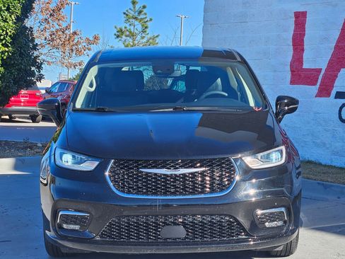 Used 2024 Chrysler Pacifica Touring-L image 2