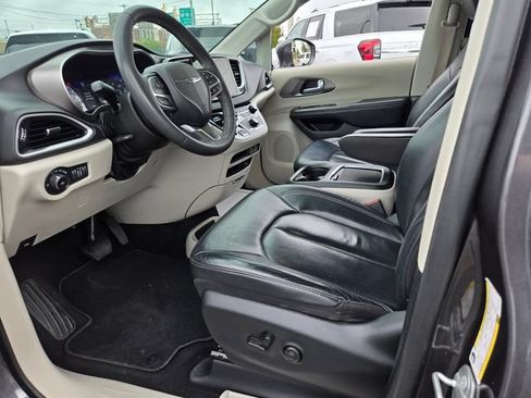 Used 2022 Chrysler Pacifica Touring-L FWD image 9