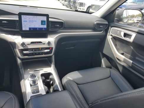 Used 2023 Ford Explorer XLT image 19