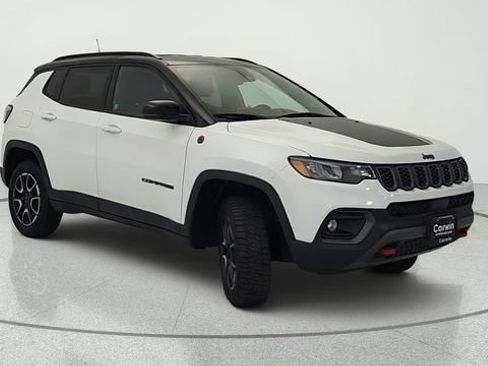 Used 2025 Jeep Compass Trailhawk AWD/4WD image 8