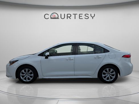Certified 2022 Toyota Corolla LE FWD image 2