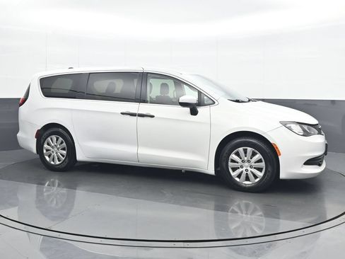 Used 2020 Chrysler Voyager L FWD image 8