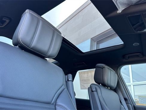 New 2025 Land Rover Discovery Dynamic SE image 16