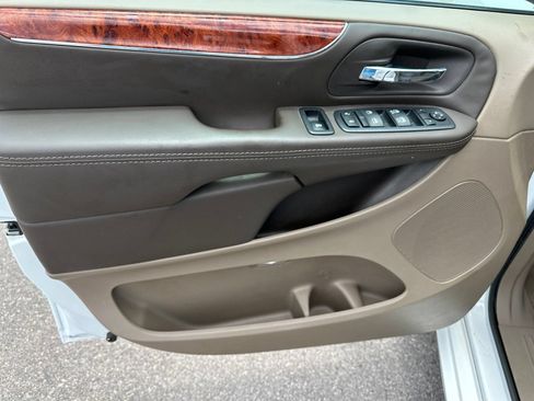 Used 2016 Chrysler Town & Country Touring-L FWD image 14