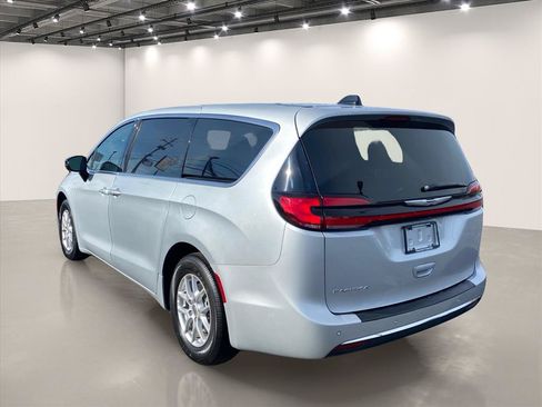 Used 2024 Chrysler Pacifica Touring-L FWD image 5