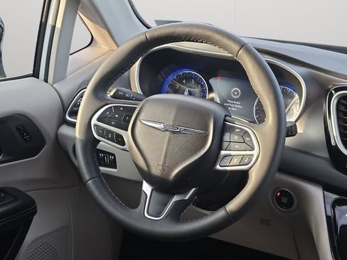 Used 2024 Chrysler Pacifica Touring-L image 19
