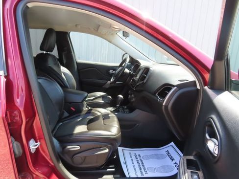 Used 2019 Jeep Cherokee Latitude Plus w/ Cold Weather Group AWD/4WD image 25