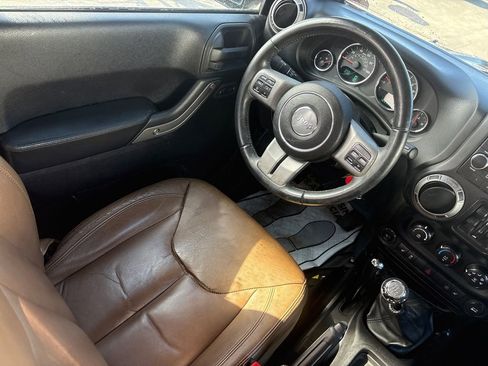 Used 2013 Jeep Wrangler Unlimited Sahara image 13