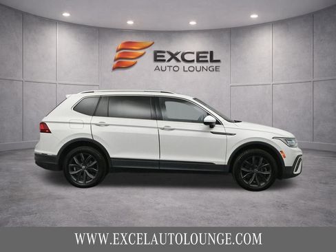 Used 2022 Volkswagen Tiguan SE w/ Panoramic Sunroof Package FWD image 10