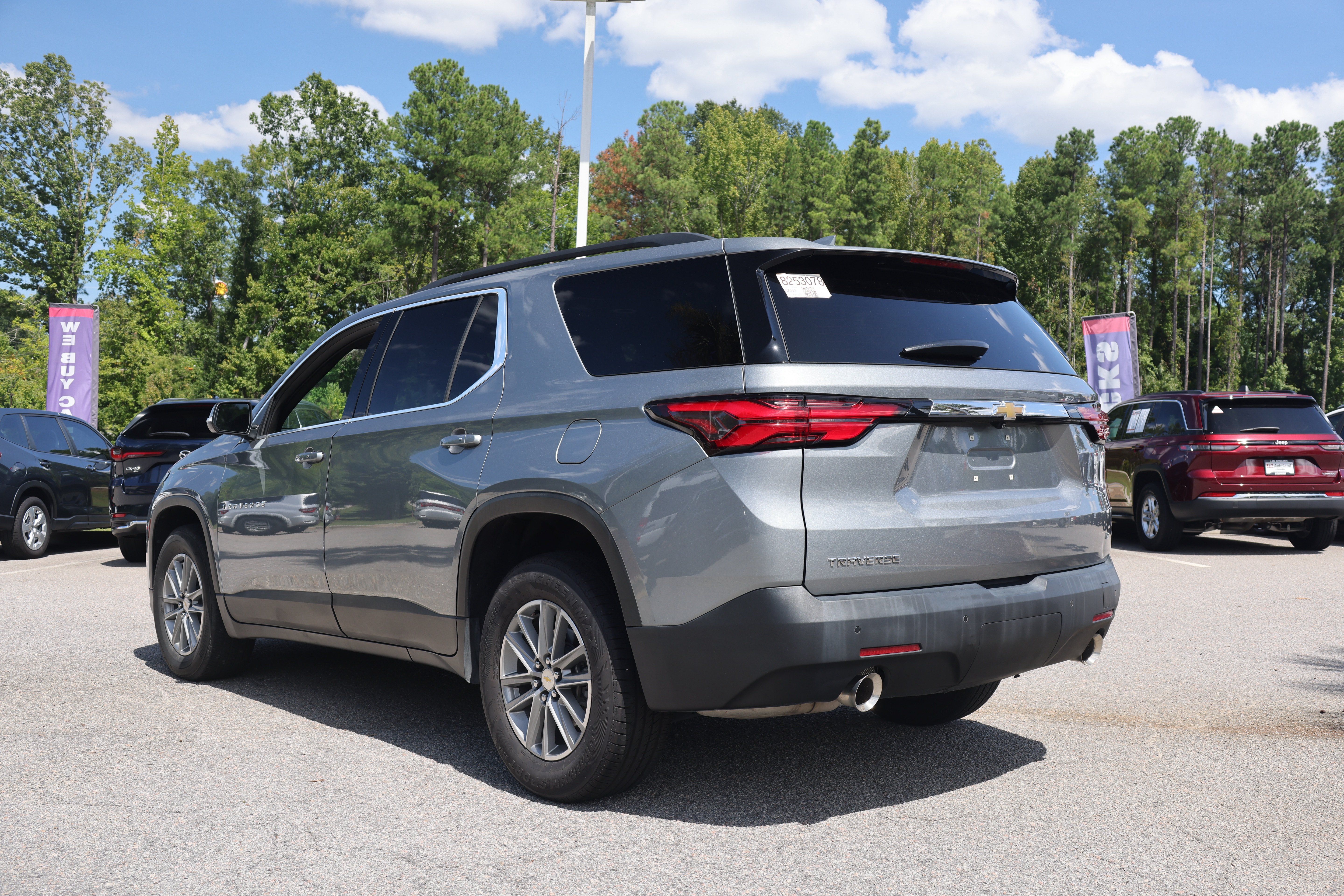 Used 2023 Chevrolet Traverse LT FWD image 3
