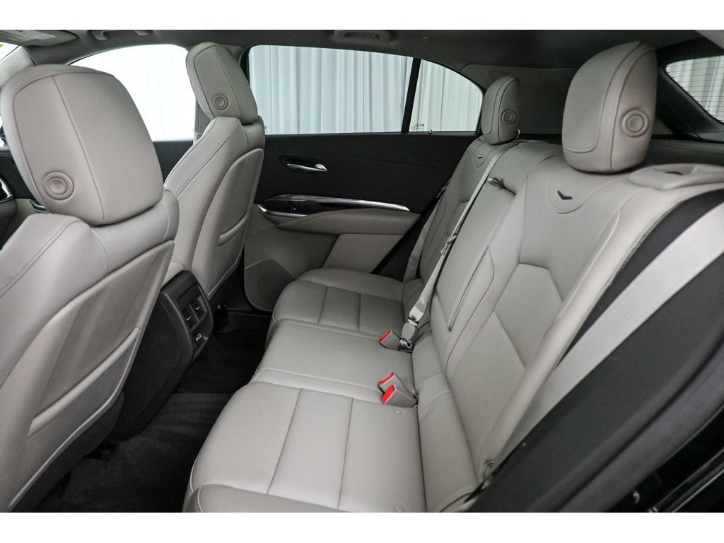 Used 2020 Cadillac XT4 Luxury w/ Cold Weather Package AWD/4WD image 28