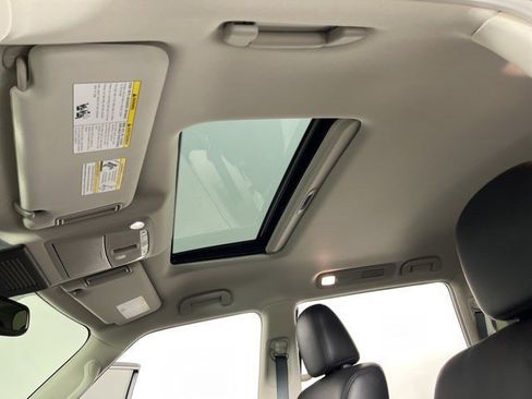 Used 2024 Nissan Armada SL image 30