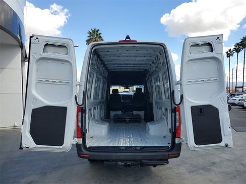Used 2019 Freightliner Sprinter 3500 image 9