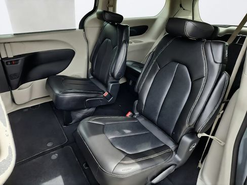 Used 2024 Chrysler Pacifica Touring-L FWD image 28