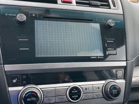 Used 2017 Subaru Outback 2.5i Premium image 12