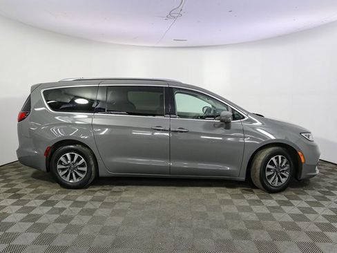 Used 2021 Chrysler Pacifica Touring-L image 14
